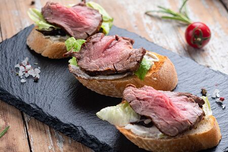 Брускетта с ростбифом