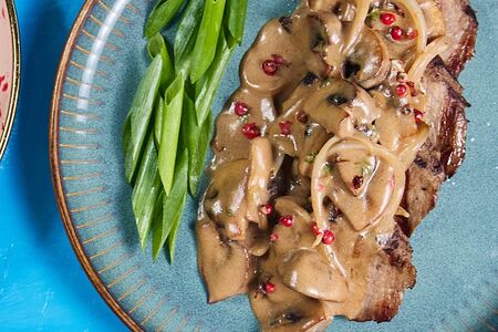 Телятина с шампиньонами