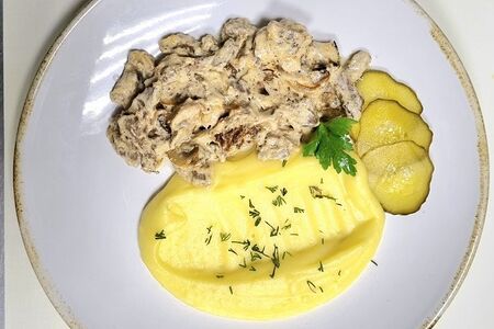 Бефстроганов с картофельным пюре и огурчиками