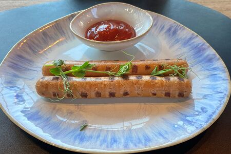 Куриные сосиски с томатным соусом