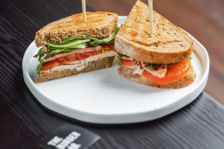 Сэндвич с курицей и ветчиной