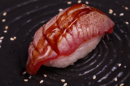 Суши с опаленным тунцом