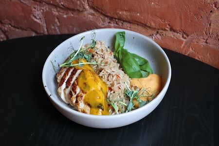 Куриная грудка с тайским рисом, манговым соусом и муссом карри