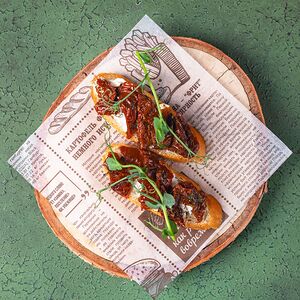 Брускетты с вялеными томатами