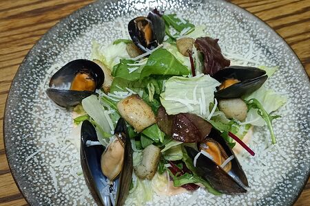 Салат с мидиями и морским окунем