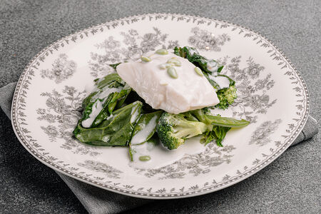 Треска с припущенным шпинатом и брокколи в кокосовом соусе