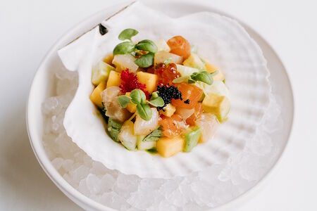 Тартар из гребешка с лососем и тайским манго