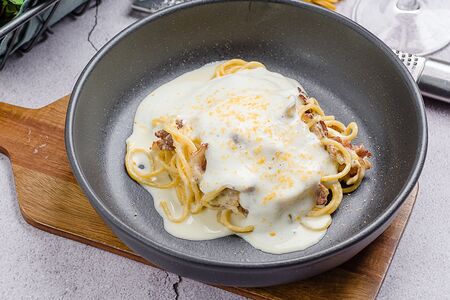 Спагетти Карбонара с беконом из говядины и муссом из пармезана