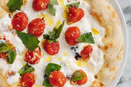 Фокачча со страчателлой и вялеными томатами