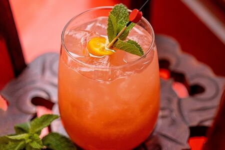 Маленький лимонад с личи, лемонграссом и клубникой