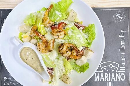 Салат Цезарь с креветками