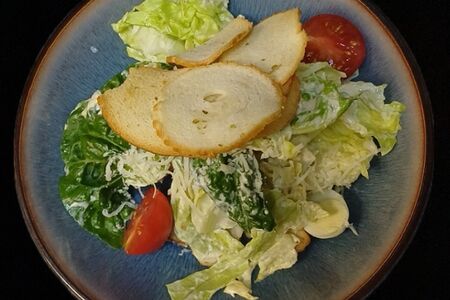 Салат Цезарь с курицей гриль