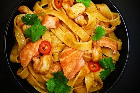 Паста Том ям с лососем и креветками