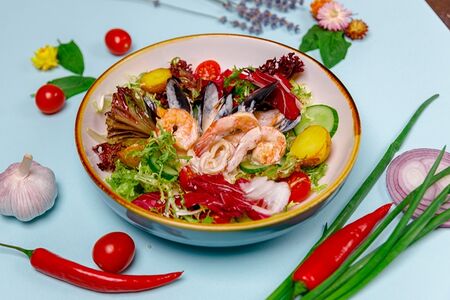 Микс-салат с морепродуктами в сливочном соусе