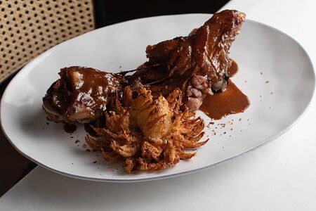 Рулька из телятины с луково-перечным соусом