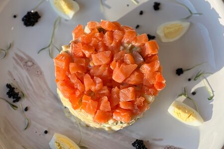 Оливье с копчёным лососем