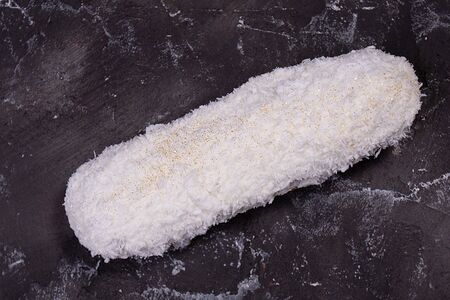 Эклер с кокосом