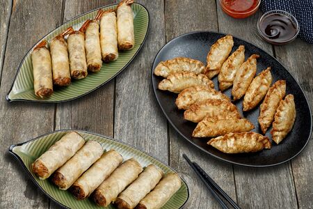 Сет: нэм том (6 шт.), нэм га (6 шт.), гёдза с креветками и курицей (6 шт.), гёдза с говядиной (6 шт.)