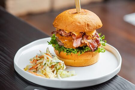 С беконом и арахисовой пастой