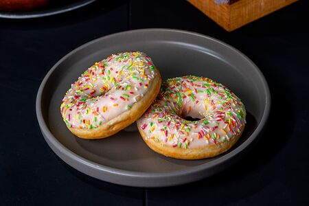 Пончик с начинкой малина и черная смородина