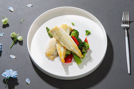 Жареное филе дорадо с брокколи, спаржей и паприкой