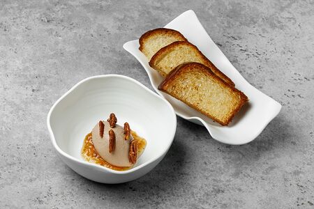 Паштет фуа-гра с конфитюром из инжира, пеканом и бриошью