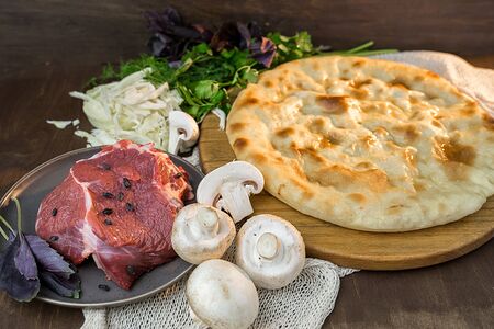 Пирог с говядиной, капустой и грибами