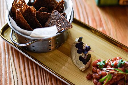 Тартар из телятины в азиатском стиле с кремом из артишоков