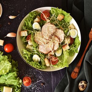 Салат Цезарь с курицей