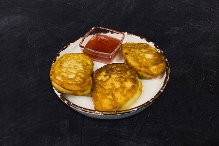 Пышные купеческие оладьи с ягодным взваром