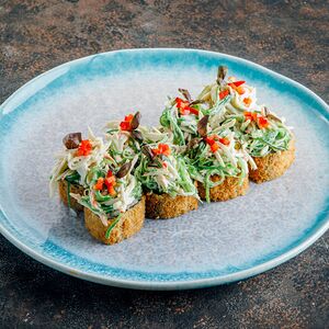 Жареный ролл с чукой и снежным крабом