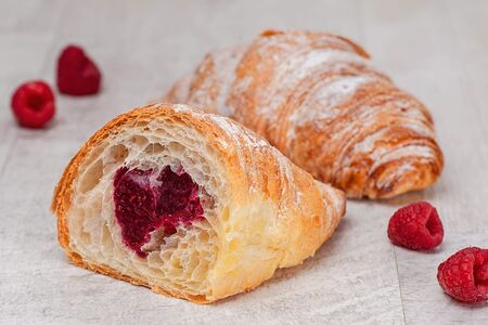 Круассан с малиной