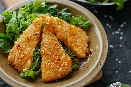 Жареный сыр сулугуни с медово-горчичной заправкой