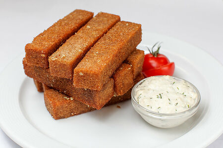 Гренки чесночные с соусом