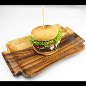 Бургер со cвинoй котлетой