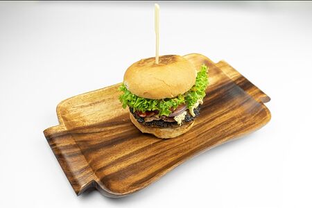 Бургер со cвинoй котлетой