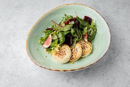 Салат с козьим сыром и пюре из фиников