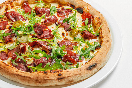 Пицца с пастрами и халапенью