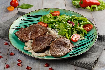 Медальоны из говяжей вырезки в сливочно-грибном соусе