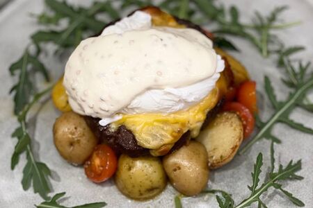 Бифштекс с яйцом пашот