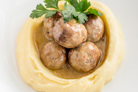 Домашние фрикадельки из индейки с картофельным пюре