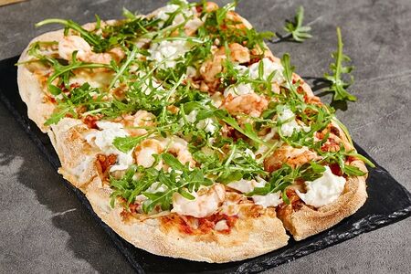 Пицца с креветками, рукколой и страчателлой