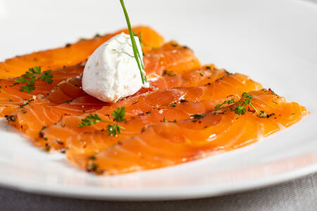 Форель Гравлакс с легким кремом из лайма, красная икра