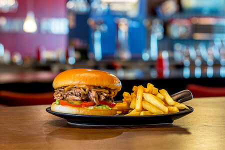 Бургер с рваной свининой