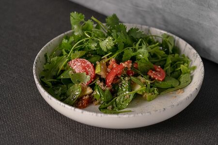 Зеленый салат с киноа, шпинатом и цукини