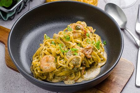 Лингвини с креветками и икрой летучей рыбы в сливочно-томатном соусе