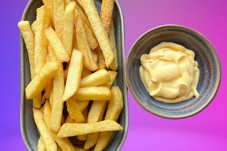 Картофель фри с сырным соусом