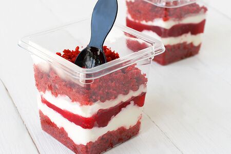 Десерт Красный бархат с малиной