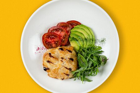 Запеченная буррата, томаты и авокадо