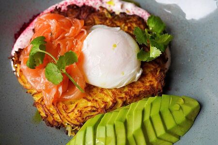 Драник с лососем и яйцом